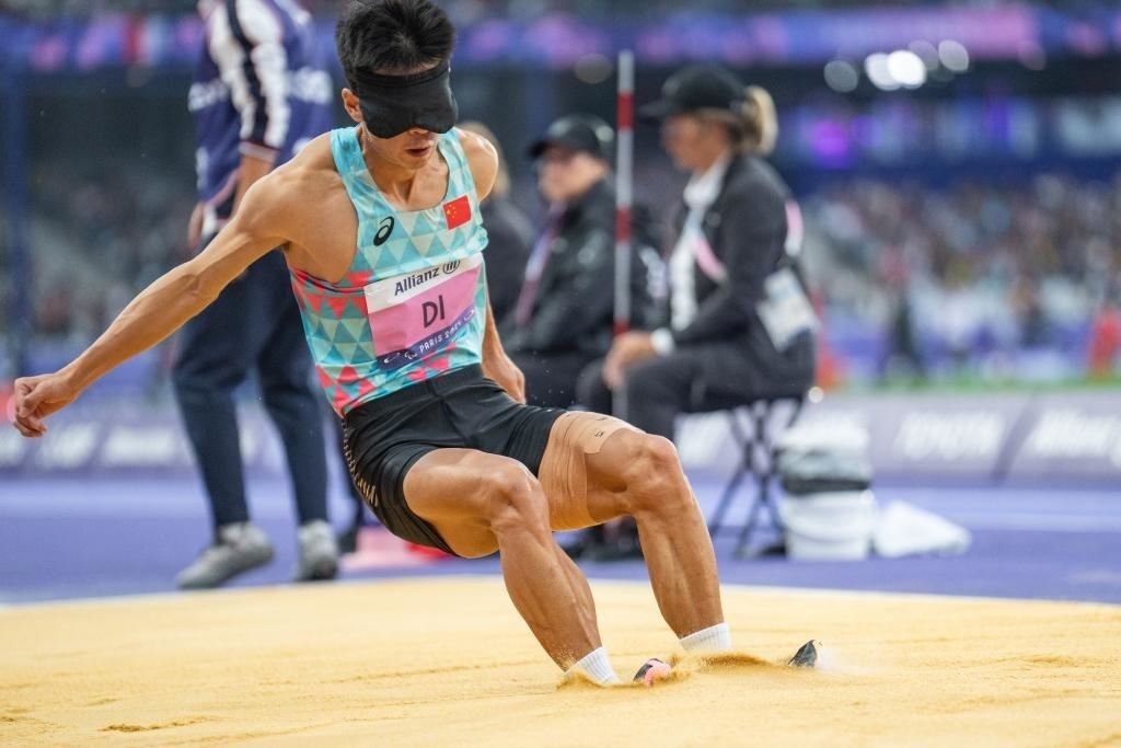 8月30日，邸東東在巴黎殘奧會田徑男子跳遠T11級決賽中試跳。新華社記者 黃偉 攝