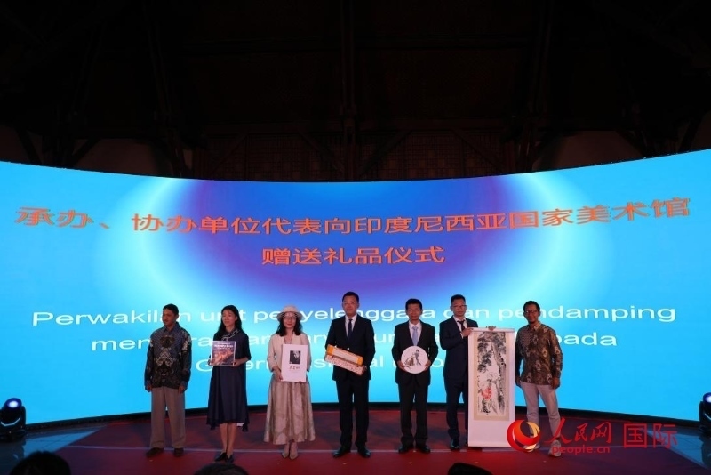 在展覽開幕式現(xiàn)場(chǎng)，本次展覽的承辦、協(xié)辦單位代表向印尼國(guó)家美術(shù)館贈(zèng)送禮品。人民網(wǎng)記者 曹師韻攝