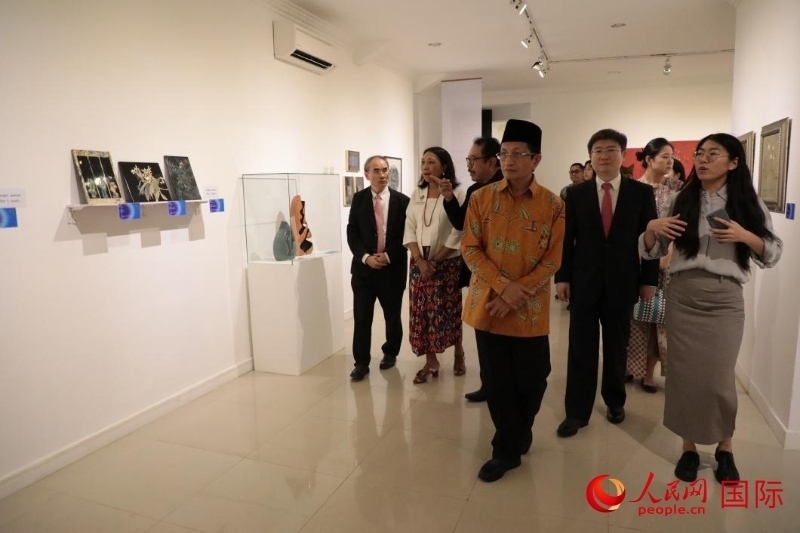 參加開幕式的嘉賓參觀展覽。人民網(wǎng)記者曹師韻攝