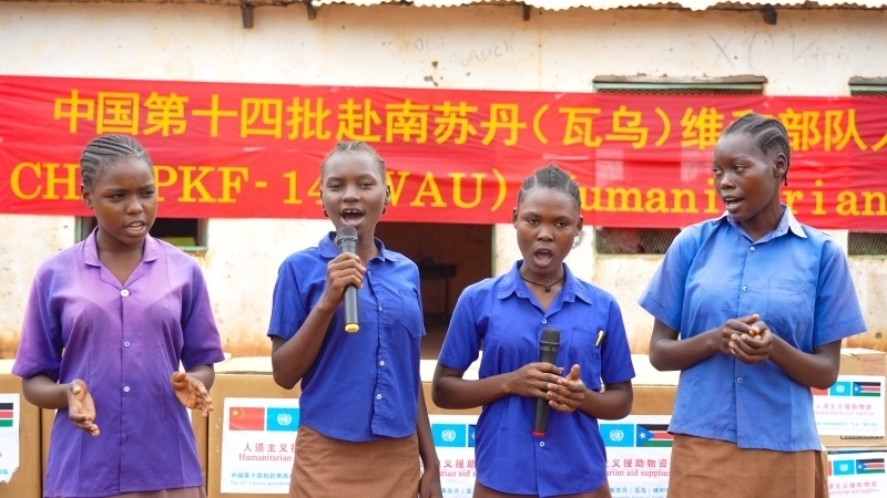 動聽的歌聲歡迎中國官兵。王軍杰攝