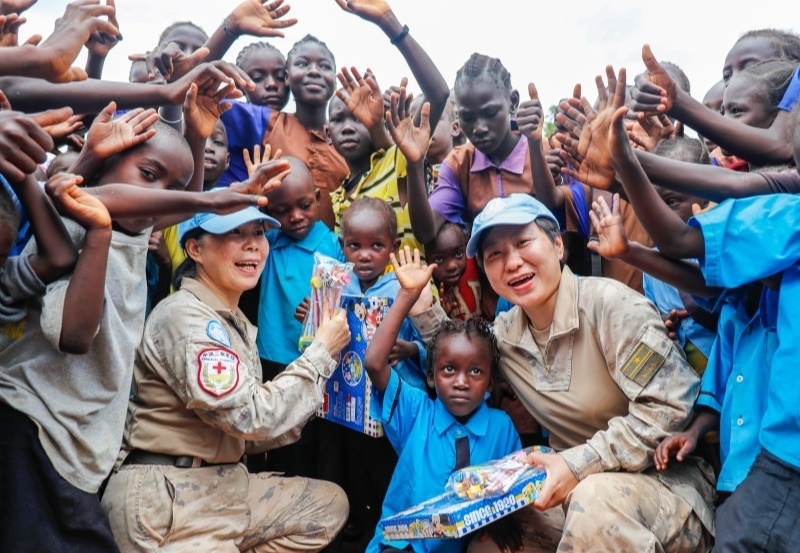 學(xué)生對中國官兵援助表達(dá)感謝。王皓宇攝