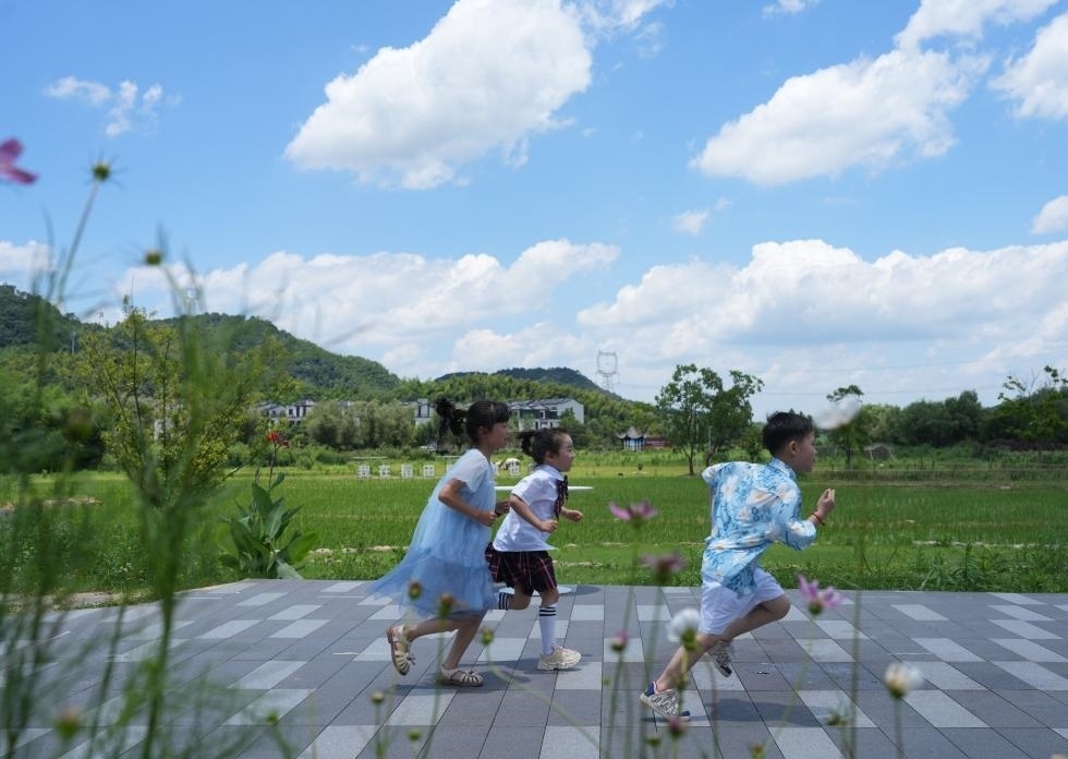 兒童在余姚市梁弄鎮(zhèn)的田野間奔跑（7月3日攝）。新華社記者翁忻旸 攝