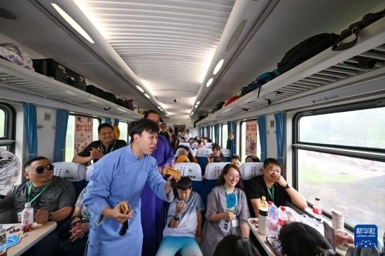 9月7日，相聲演員在S910列車(chē)上為旅客表演快板。