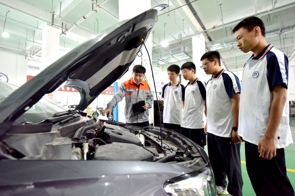 2024年6月7日，河北省邢臺(tái)市威縣職業(yè)技術(shù)教育中心教師在指導(dǎo)學(xué)生學(xué)習(xí)汽車維修技術(shù)。新華社記者 王曉 攝