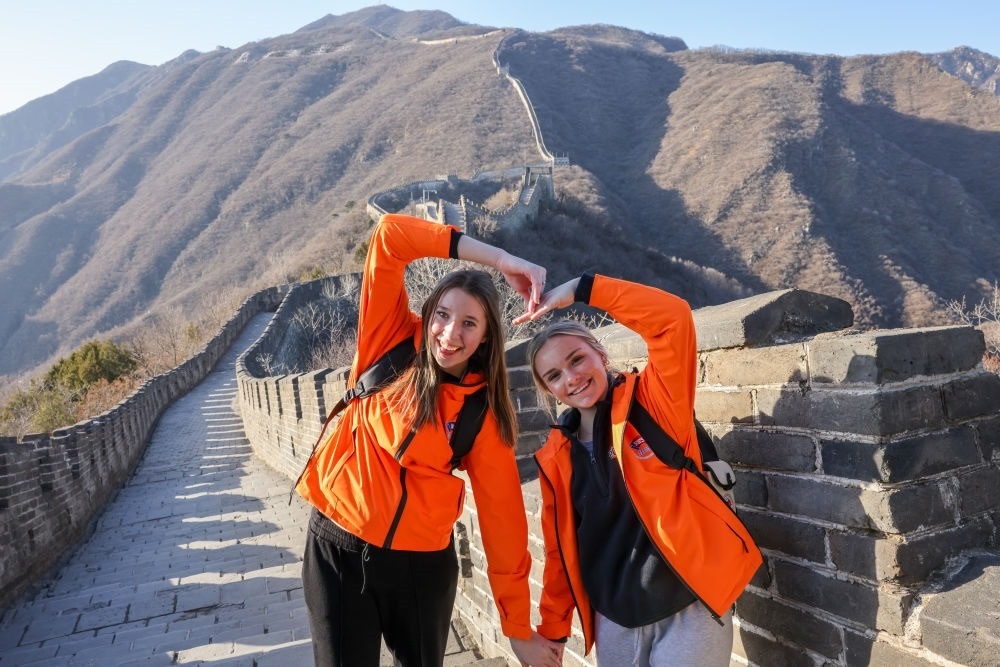 2024年3月20日，美國(guó)華盛頓州中學(xué)生代表團(tuán)的成員在北京慕田峪長(zhǎng)城留影。新華社記者 殷剛 攝