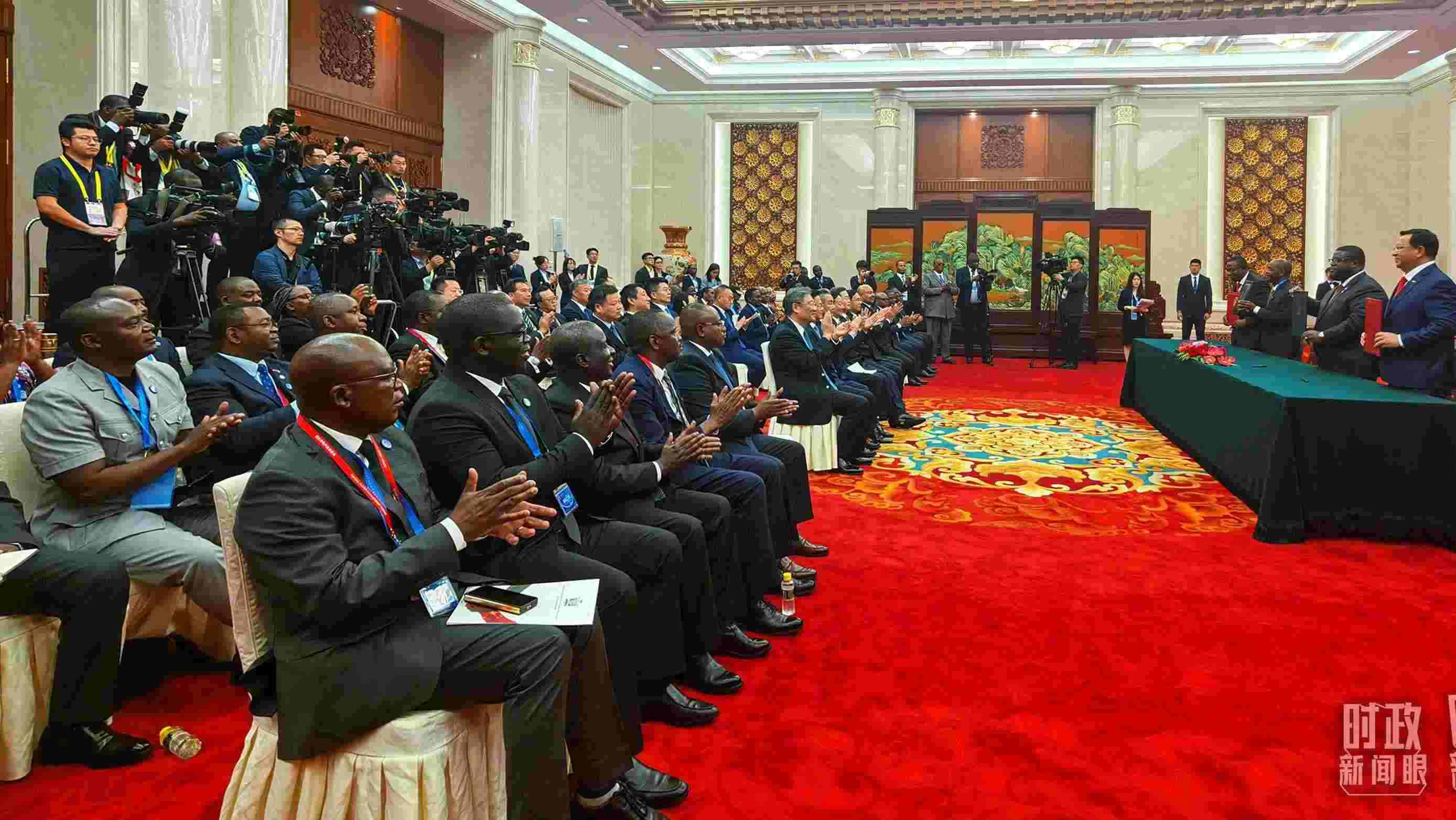 《坦贊鐵路激活項(xiàng)目諒解備忘錄》簽署現(xiàn)場。（總臺央視記者曹亞星拍攝）