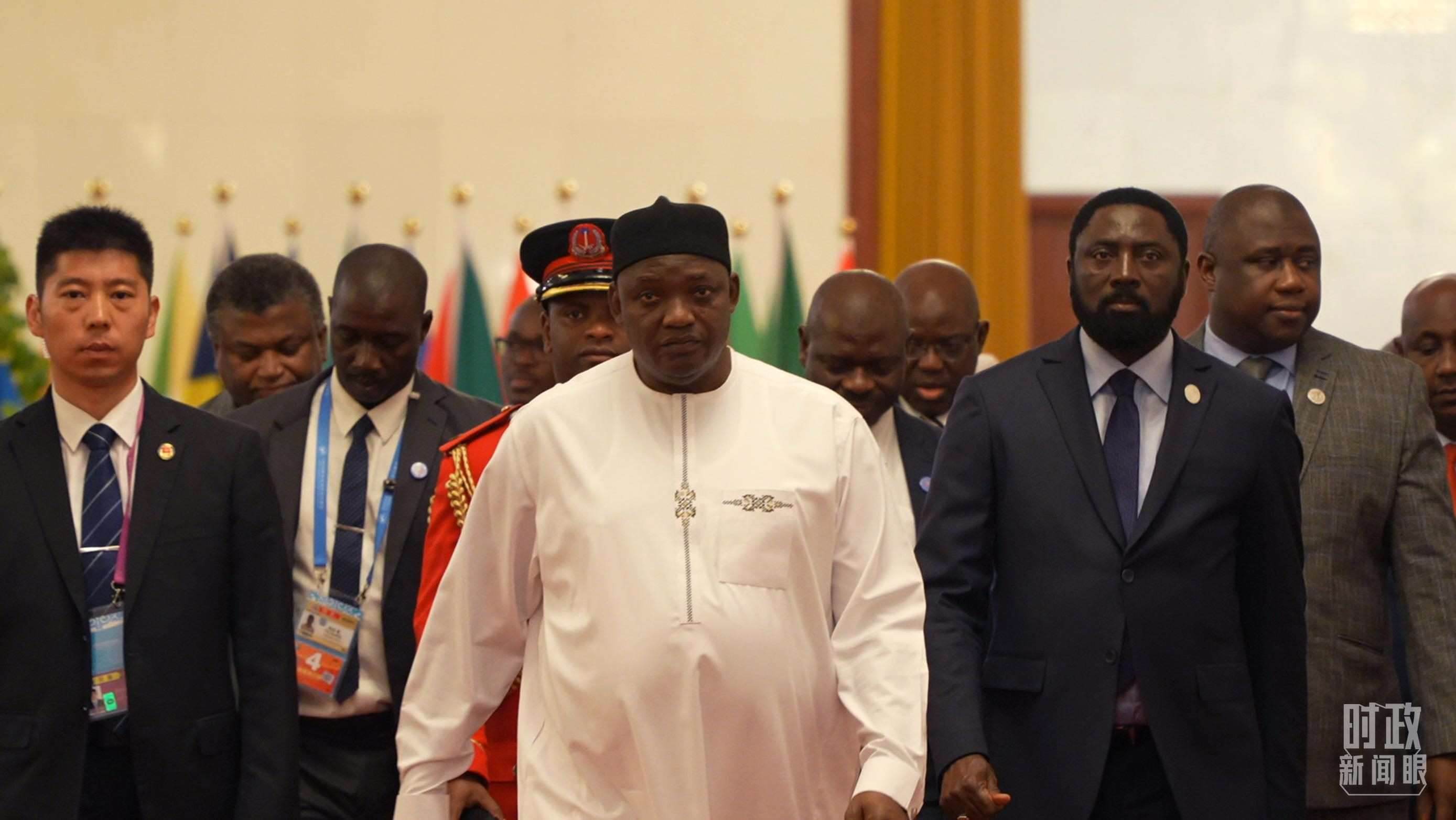 岡比亞總統(tǒng)巴羅走向會見廳。（總臺央視記者蔣碩拍攝）