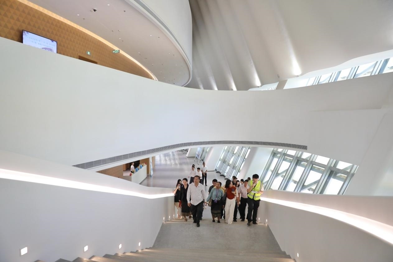 亞洲媒體考察團正在上樓。《中國經(jīng)濟周刊》記者 肖翊攝