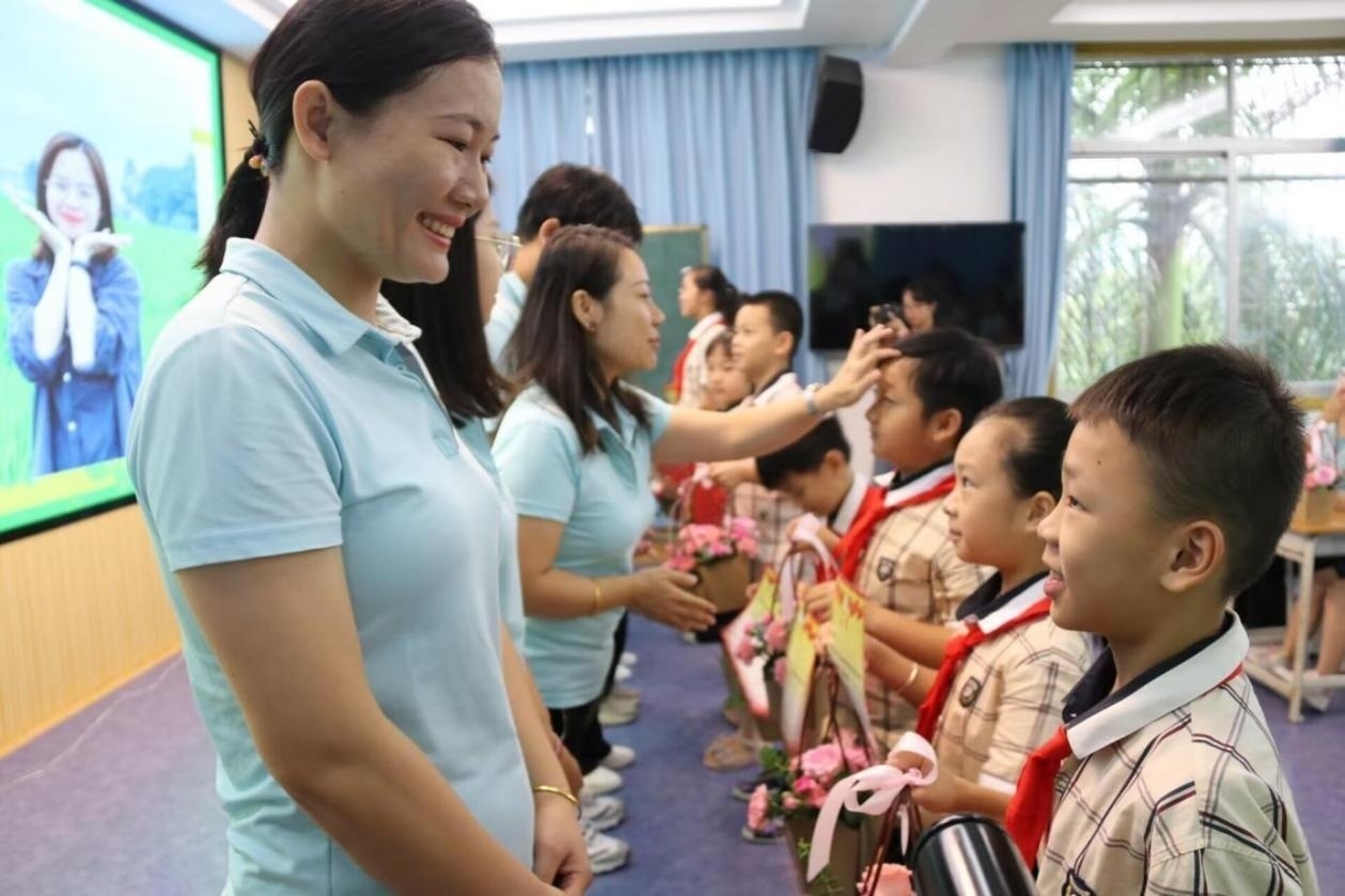 2023年教師節(jié)前，廣西南寧一所學(xué)校，學(xué)生向老師獻(xiàn)上鮮花、賀卡。