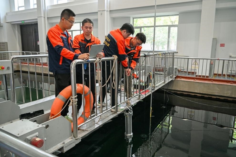 哈爾濱工程大學(xué)水聲工程學(xué)院學(xué)生在進(jìn)行技術(shù)實(shí)驗(yàn)。新華社記者王松 攝