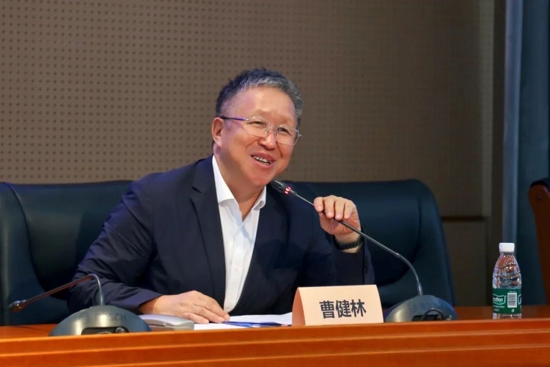 科技部原副部長(zhǎng)、十三屆全國(guó)政協(xié)教科衛(wèi)體委員會(huì)副主任、現(xiàn)任季華實(shí)驗(yàn)室理事長(zhǎng)、主任曹健林致辭。主辦方供圖