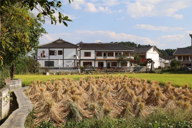 傳統(tǒng)的黔北村莊風(fēng)貌同現(xiàn)代民居元素相融合，人文風(fēng)光與生態(tài)自然風(fēng)景相結(jié)合，人與自然和諧共生。（俄羅斯《中國(guó)與俄羅斯》雜志社社長(zhǎng)奧列格·別列日內(nèi)赫攝）