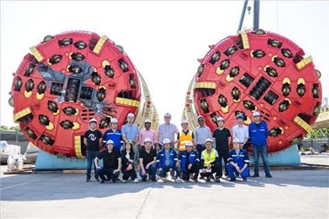 中外員工在盾構(gòu)機前合影。中國電建供圖