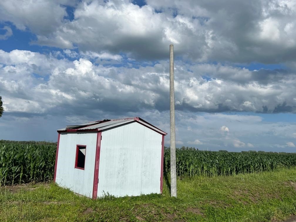 林甸縣一處保護水源井的鐵皮房出現(xiàn)破損，未見配套設備。新華社記者董寶森攝