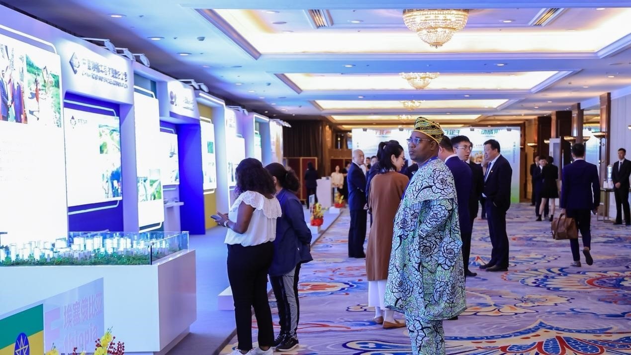 與會嘉賓參觀主題展覽。主辦方供圖