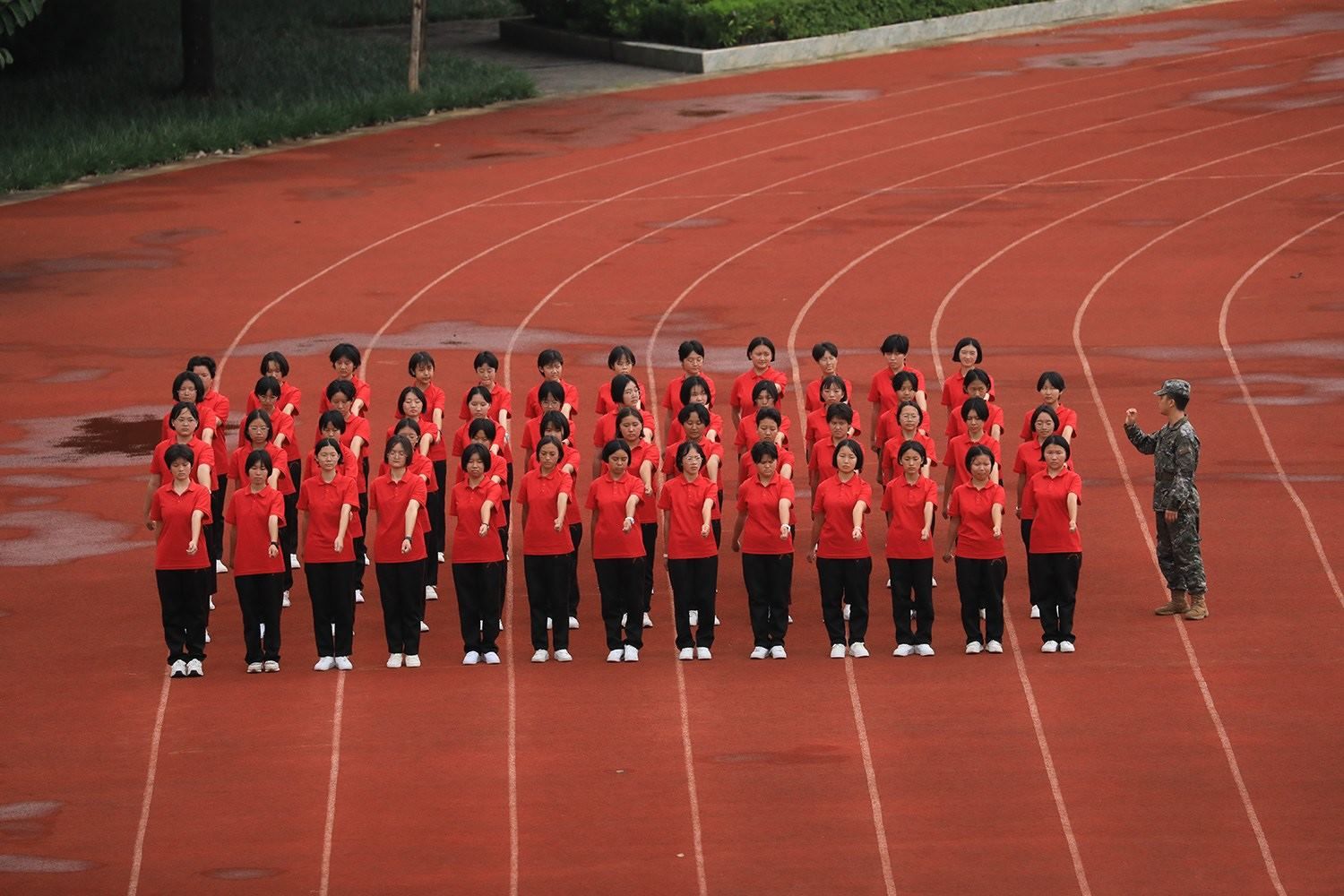 華坪女高2024級新生軍訓。華坪縣融媒體中心供圖