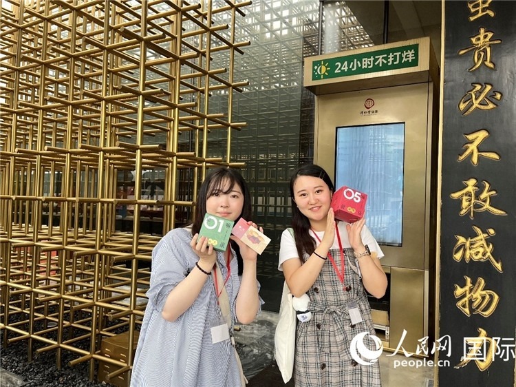 5. 代表團團員展示通過無人售藥機購買的盲盒。（人民網(wǎng)記者陳思 攝）