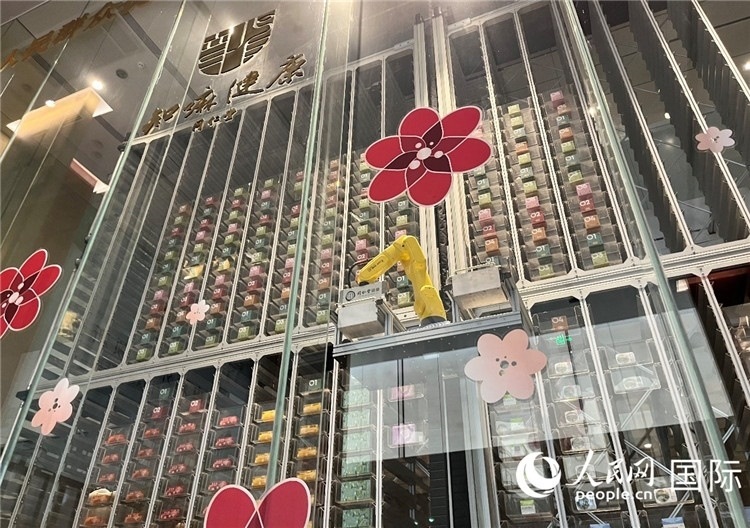 6. 機械臂正在取貨。（人民網(wǎng)記者陳思 攝）