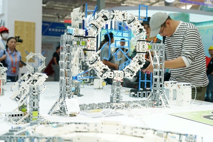 2024年9月11日，記者在服貿(mào)會(huì)首鋼園區(qū)教育服務(wù)館采訪(fǎng)。新華社記者 張晨霖 攝