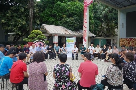  南寧市青秀區(qū)新竹社區(qū)召開(kāi)“竹聲傾談”民情懇談會(huì)。（李抒蓉 攝）