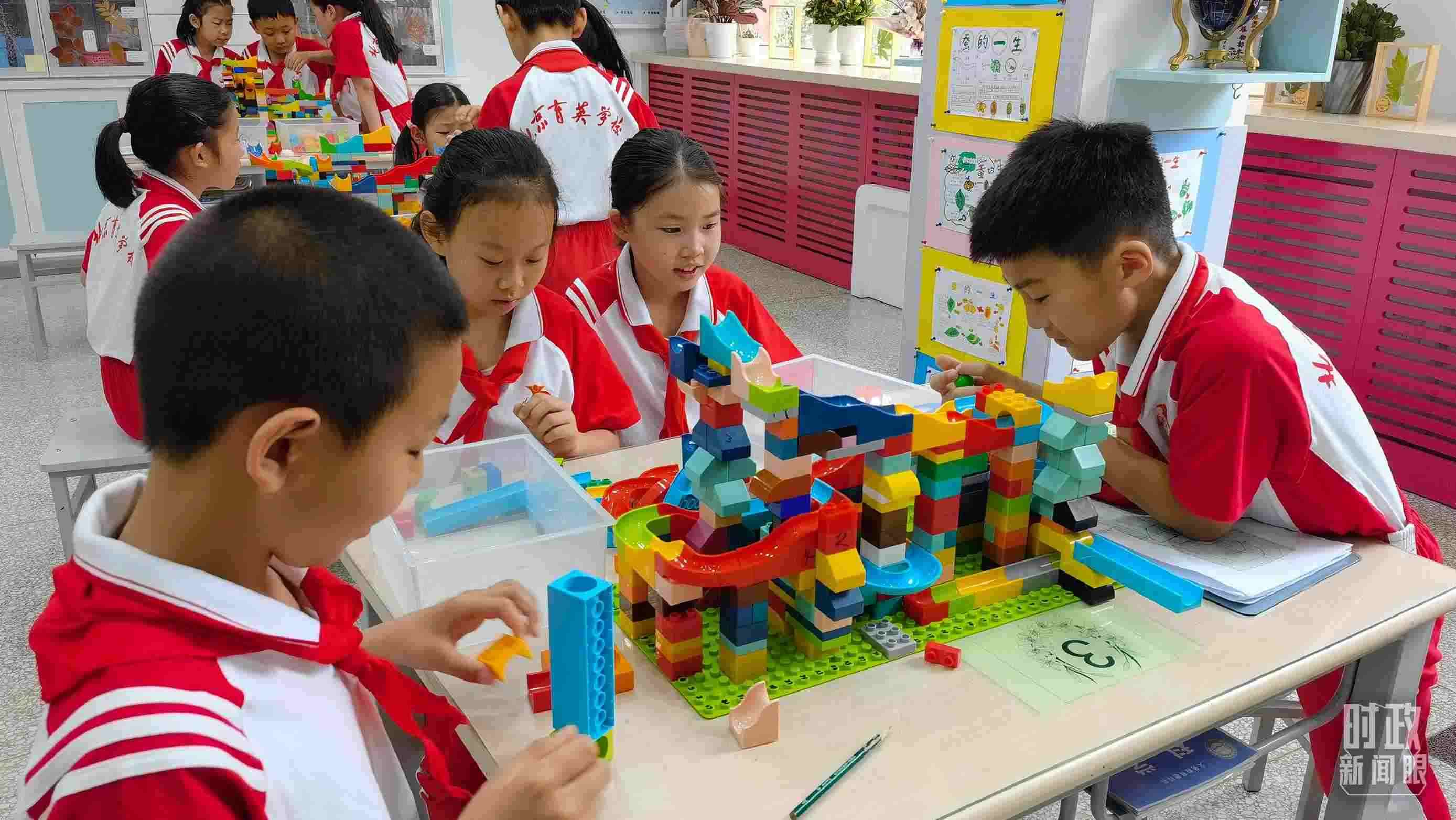  △這是北京育英學(xué)校的科學(xué)教室。2023年5月，習(xí)近平在這里調(diào)研時(shí)，希望同學(xué)們從小樹(shù)立“科技創(chuàng)新、強(qiáng)國(guó)有我”的志向。（總臺(tái)央視記者石丞拍攝）