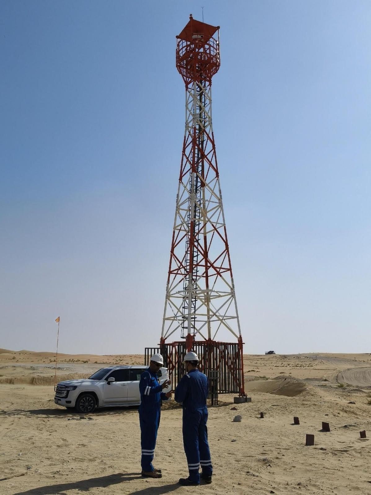 工作人員在調(diào)試紅外線氣體監(jiān)測(cè)及智能預(yù)警系統(tǒng)。振華石油供圖