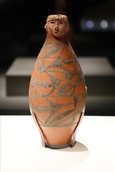 大地灣出土的人頭形器口彩陶瓶。新華社記者 范培珅 攝