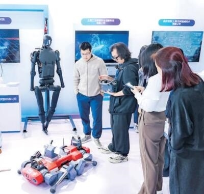 普陀區(qū)“中華武數”科創(chuàng)集市上，展位工作人員在向觀眾展示機器人。資料圖片