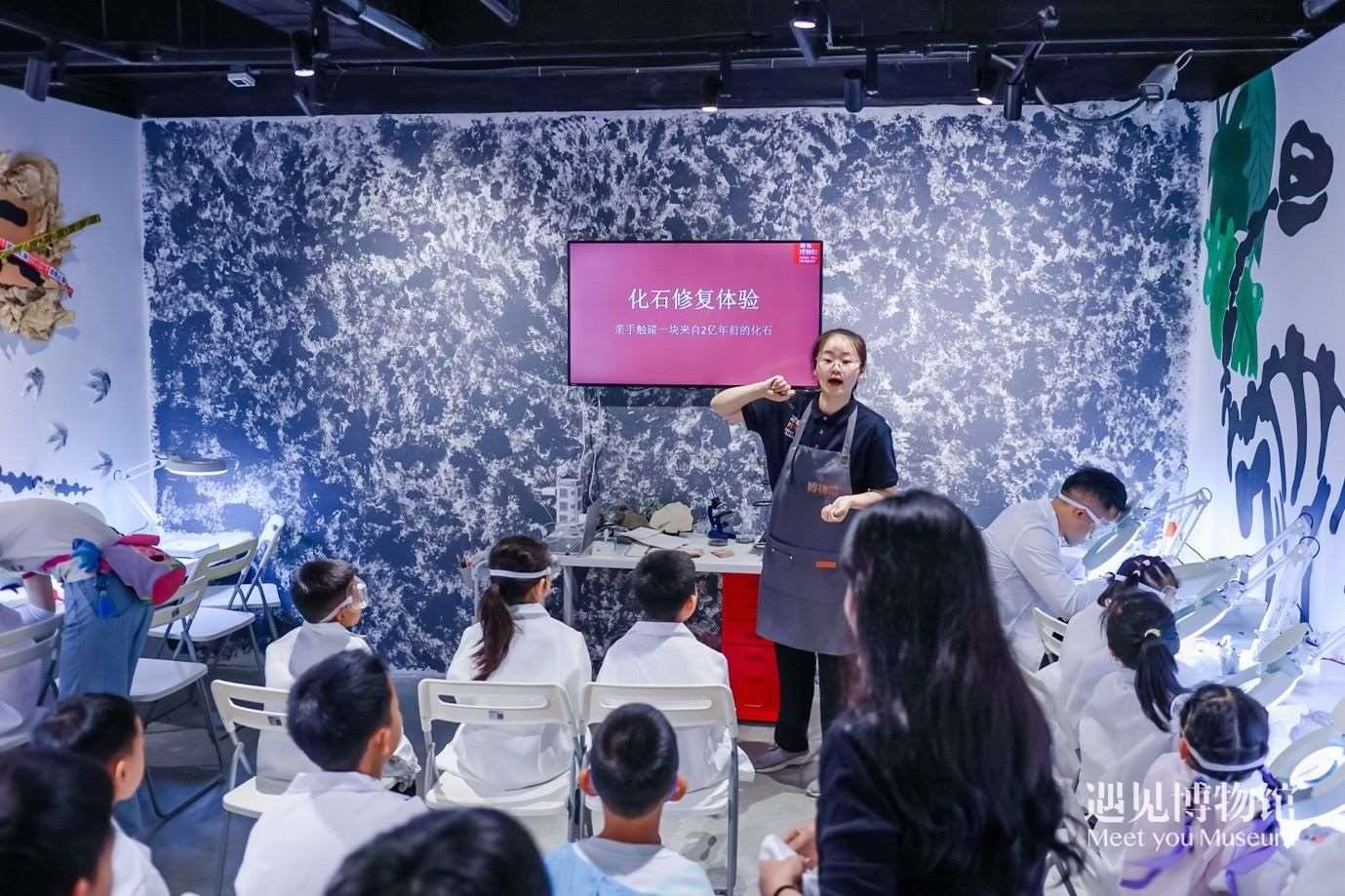 3. 小朋友們在“2億年的地球記憶——恐龍化石特展”體驗當(dāng)“小小科學(xué)家”。遇見博物館供圖