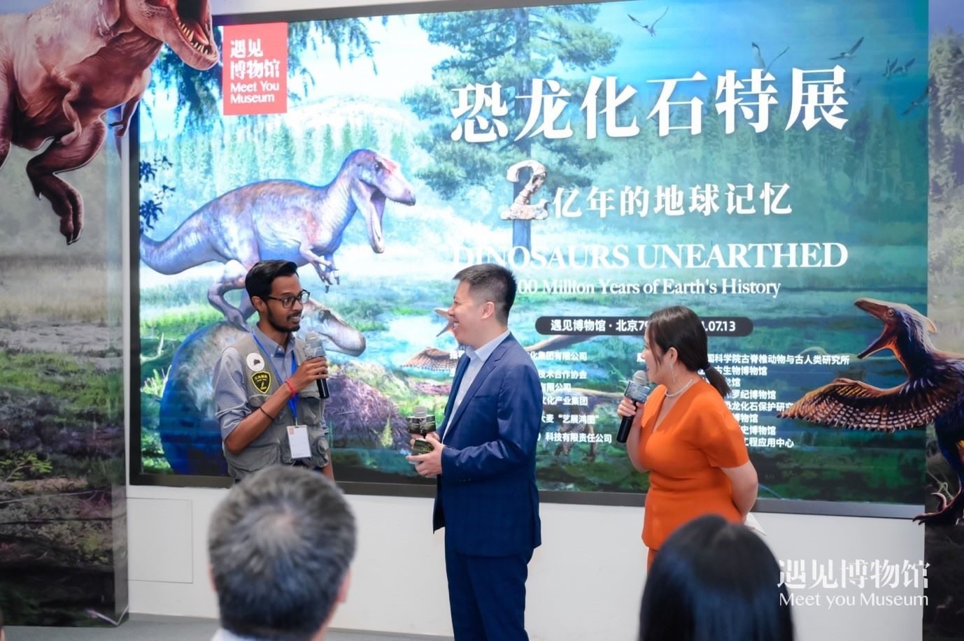8. 中國科學(xué)院古脊椎動物與人類研究所特別研究助理保羅·拉米向游客介紹“2億年的地球記憶——恐龍化石特展”。遇見博物館供圖