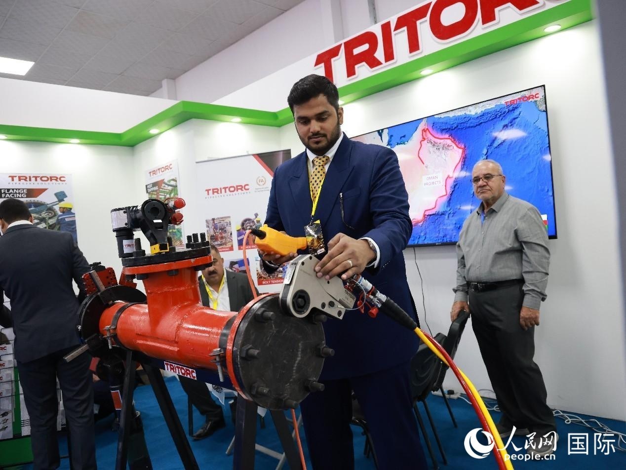 圖為一家油企工作人員在演示儀器操作。人民網(wǎng)記者管克江攝