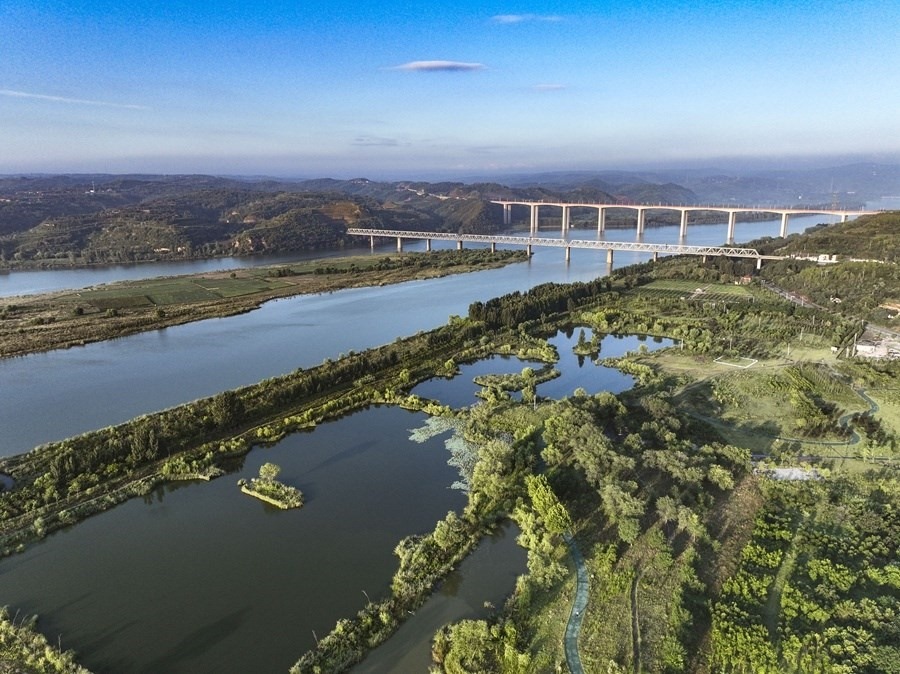 這是2023年8月28日在河南黃河濕地國家級(jí)自然保護(hù)區(qū)濟(jì)源段拍攝的景色（無人機(jī)照片）。新華社發(fā) 苗秋鬧 攝