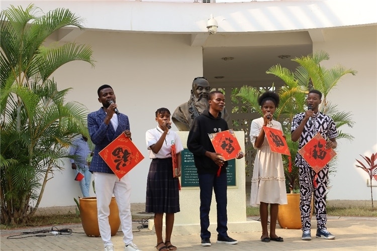 孔院學生演唱歌曲《故鄉(xiāng)的云》。內(nèi)圖大學孔子學院供圖