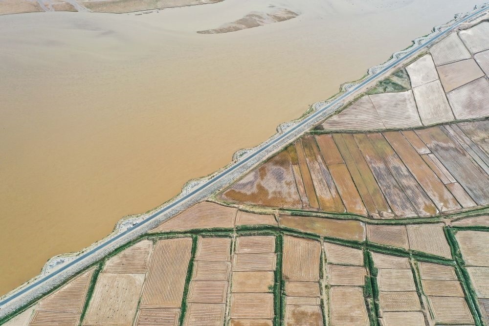 2024年5月26日在內(nèi)蒙古巴彥淖爾市臨河區(qū)拍攝的黃河（無人機(jī)照片）。巴彥淖爾市位于黃河“幾字彎”北端，擁有富饒的河套灌區(qū)，引黃灌溉面積達(dá)1000多萬畝。近年來，在引黃灌溉工程支撐下，河套灌區(qū)年均糧食總產(chǎn)量達(dá)60億斤以上。