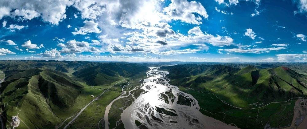 2024年7月31日在青海省果洛藏族自治州達(dá)日縣境內(nèi)拍攝的黃河（無人機(jī)全景照片）。