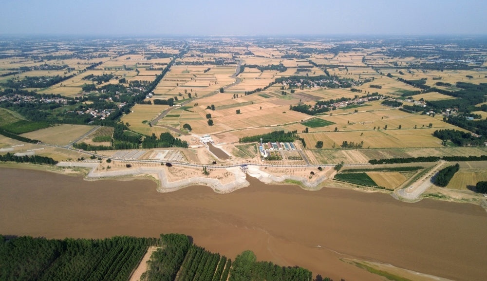 2024年6月19日，位于黃河高青段的馬扎子引黃閘開閘引水（無人機(jī)照片）。5月1日至6月18日，山東省累計(jì)啟用引黃閘63座，引黃河水量10.06億立方米，保障農(nóng)業(yè)灌溉需求。