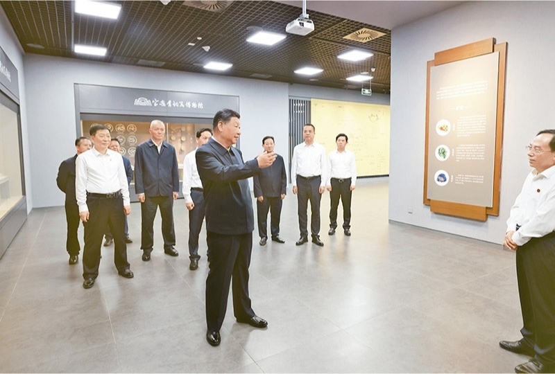 2024年9月10日，中共中央總書記、國(guó)家主席、中央軍委主席習(xí)近平在前往甘肅考察途中，來(lái)到陜西省寶雞市參觀寶雞青銅器博物院。 新華社記者 王曄/攝