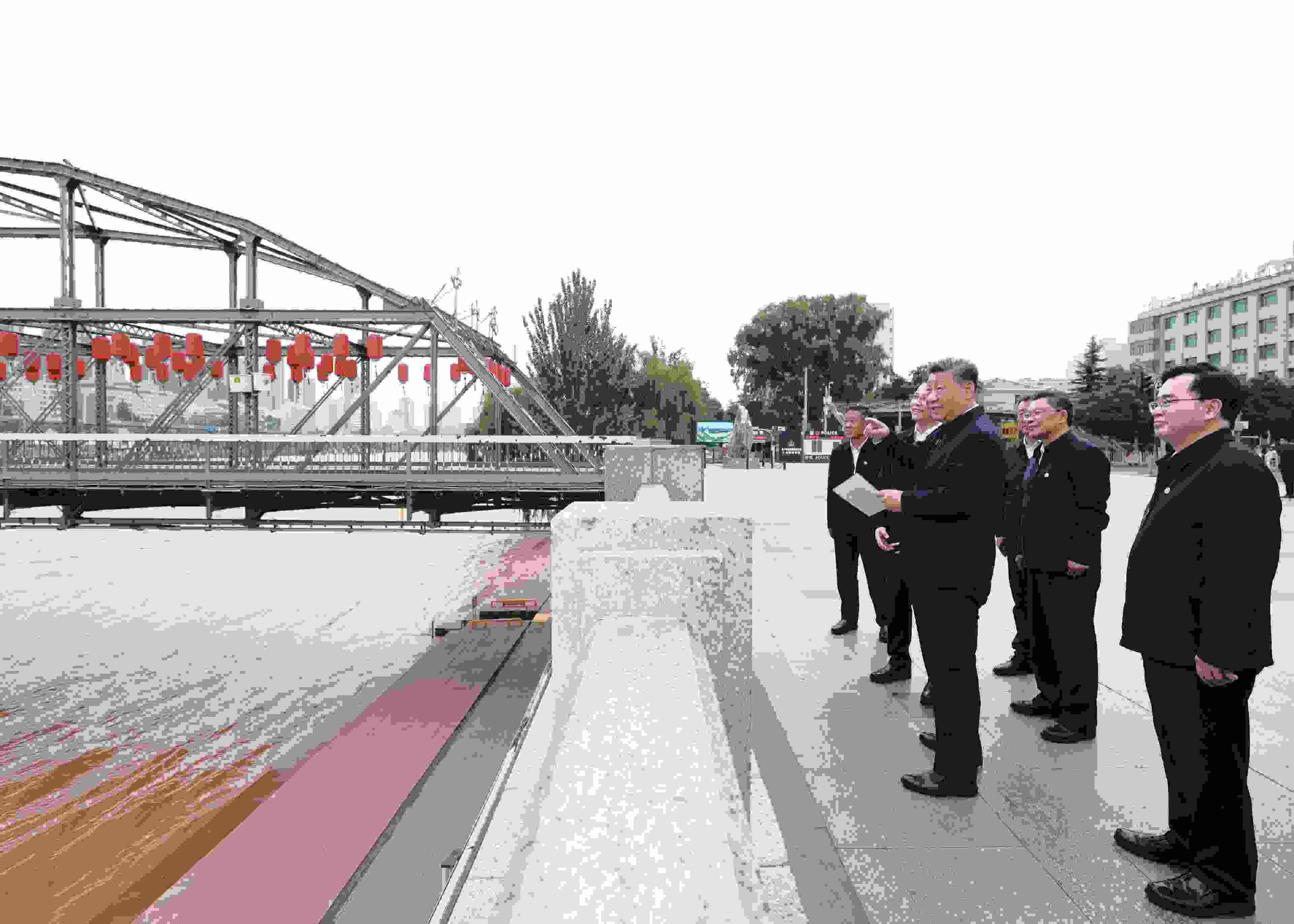 △ 2024年9月11日，習(xí)近平總書記來到甘肅省蘭州市黃河蘭州中山橋段，了解當(dāng)?shù)赝苿狱S河流域生態(tài)保護(hù)情況。