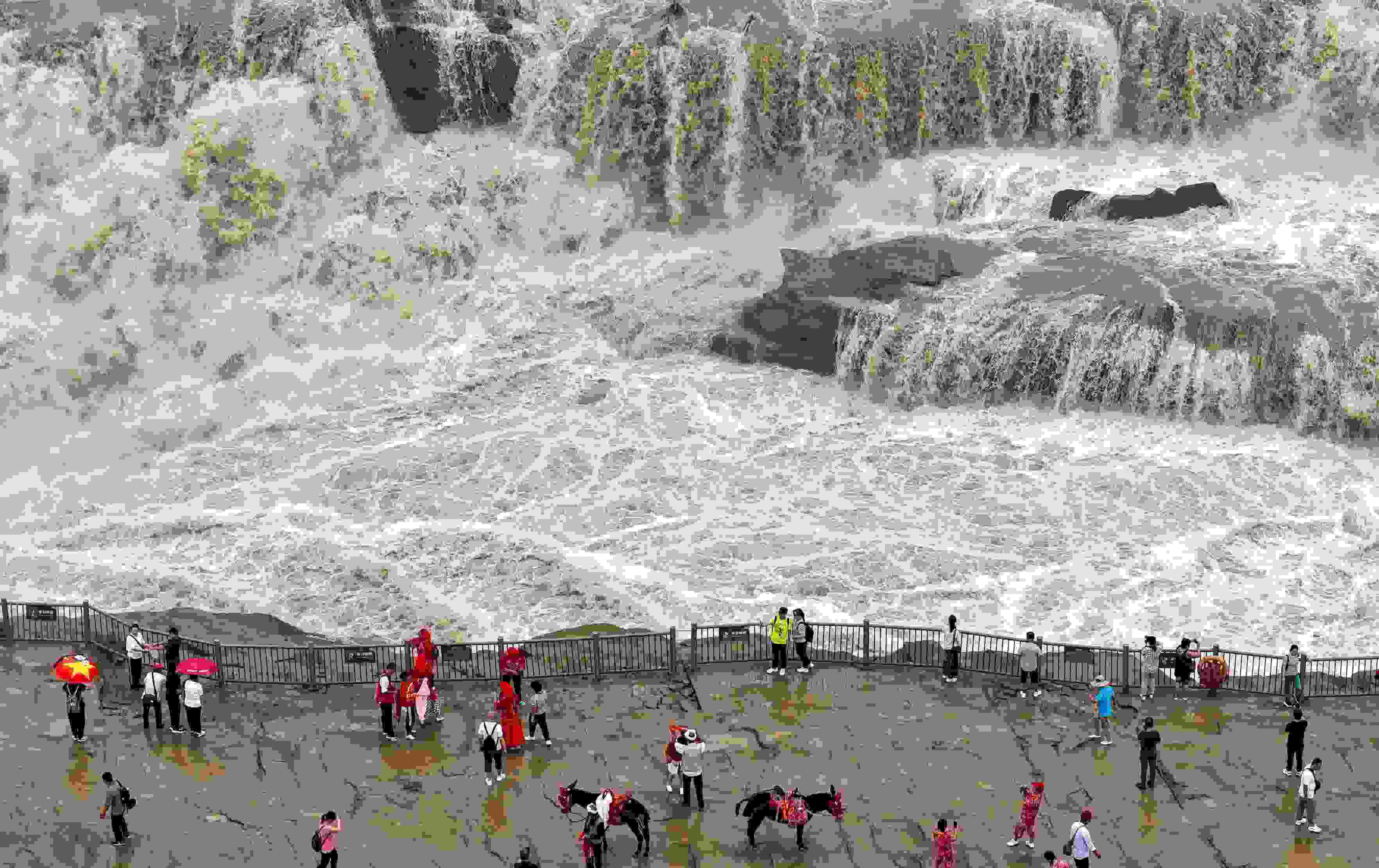 △9月9日，游客在黃河壺口瀑布景區(qū)游覽。