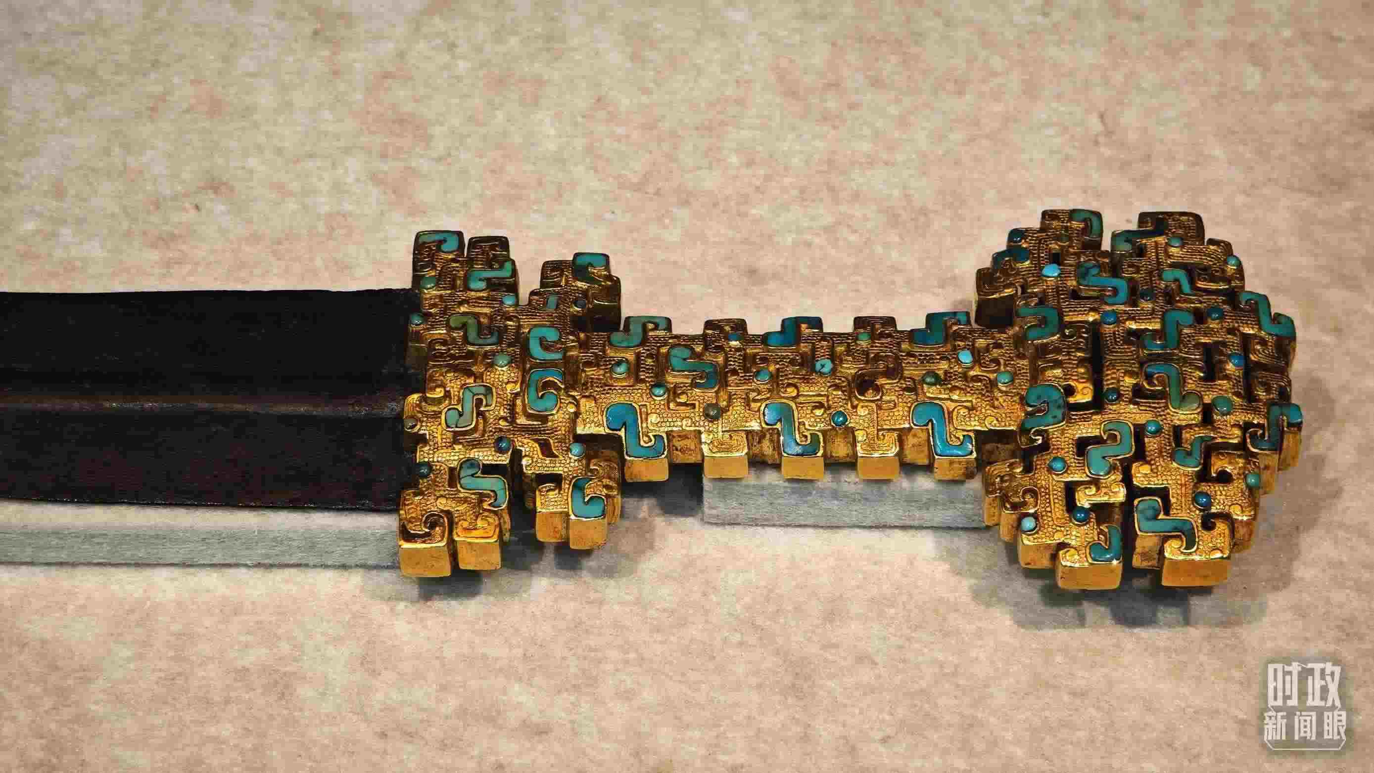 △這是1992年寶雞市益門二號墓出土的金柄鐵劍，劍柄嵌有綠松石。（總臺央視記者彭漢明拍攝）