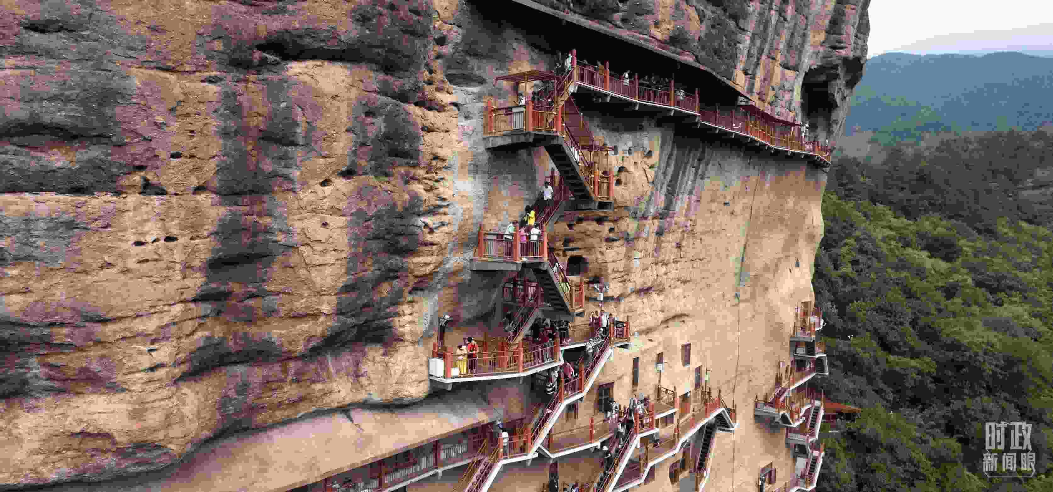 △麥積山石窟是國家5A級旅游景區(qū)，2024年上半年累計接待游客57萬人。（總臺國廣記者李晉拍攝）