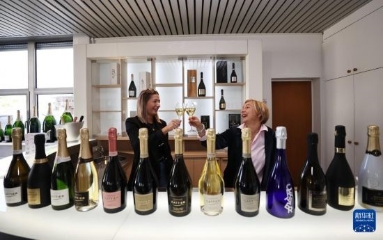 9月13日，在法國(guó)蘭斯附近的希尼萊羅斯，人們?cè)诩氧畞喛偛肯碛孟銠壘?。新華社記者 高靜 攝