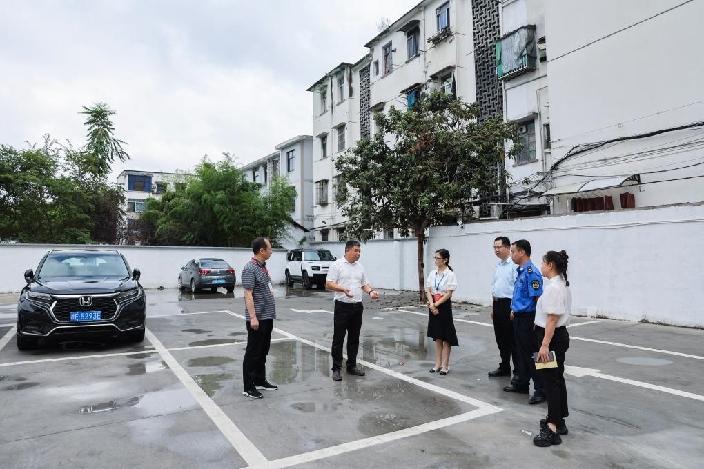 2024年9月11日，在浙江省湖州市，湖州吳興區(qū)人大代表、人大飛英街道工委代表及塔下街社區(qū)代表前往已改建的一處停車場進行實地調研，監(jiān)督該改建項目的完成情況。新華社記者 徐昱 攝