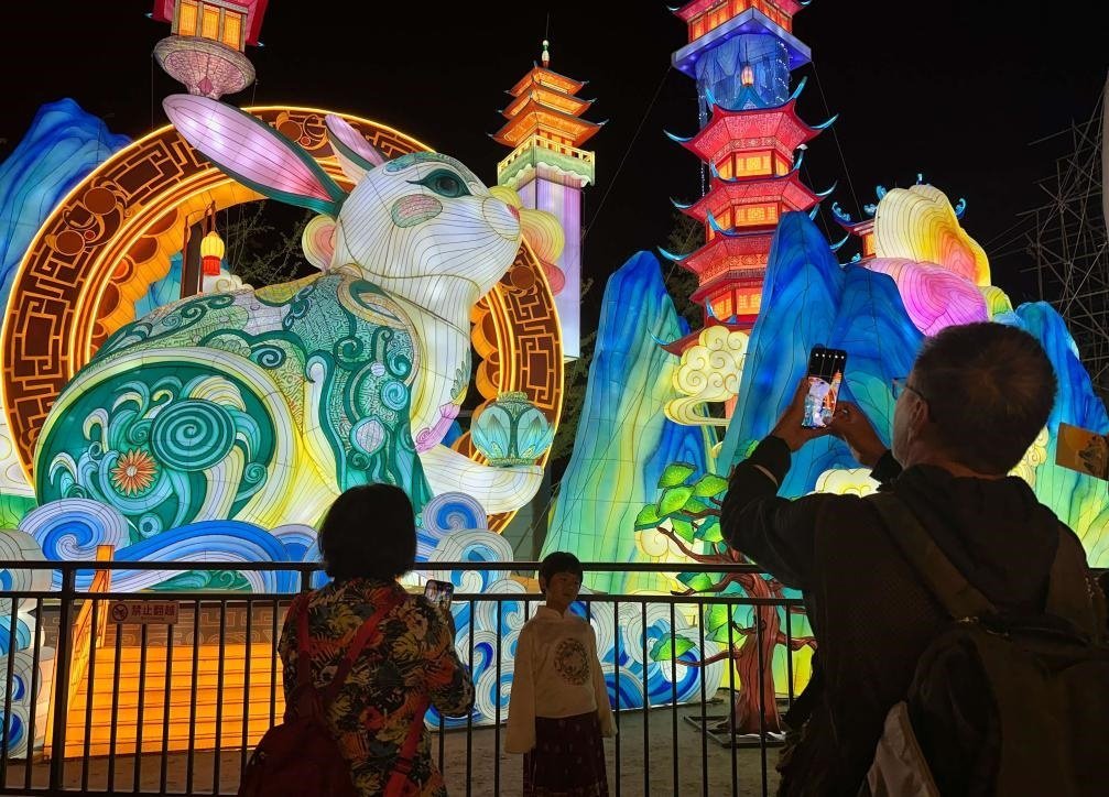 市民游客在2024年北京中秋國慶彩燈游園會欣賞彩燈。新華社記者楊淑君 攝