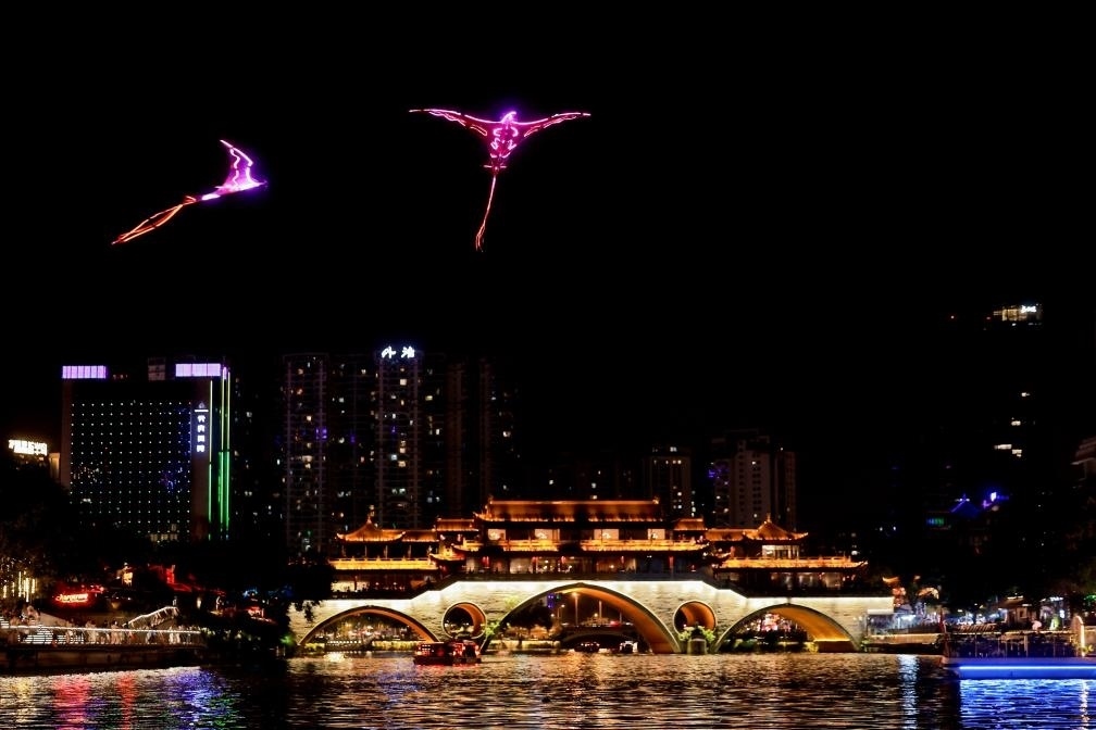 成都“夜游錦江”低空飛行裝置與游船伴飛。（唐斌治 攝）
