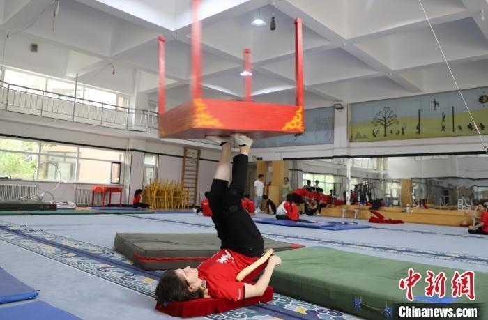 9月13日，美國雜技學(xué)員杰克正在中國“雜技之鄉(xiāng)”吳橋練習(xí)“蹬技”。 馬天龍 攝