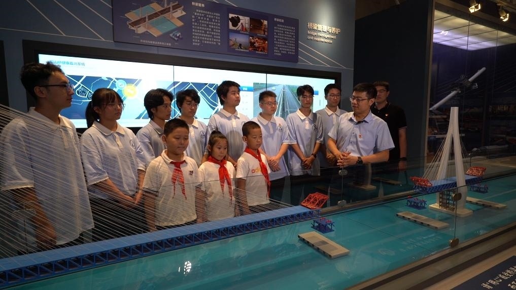 哈爾濱工業(yè)大學(xué)交通學(xué)院教師李順龍?jiān)谥袊?guó)橋梁博物館進(jìn)行課程思政與橋梁科普。新華社發(fā)（張潤(rùn) 攝）