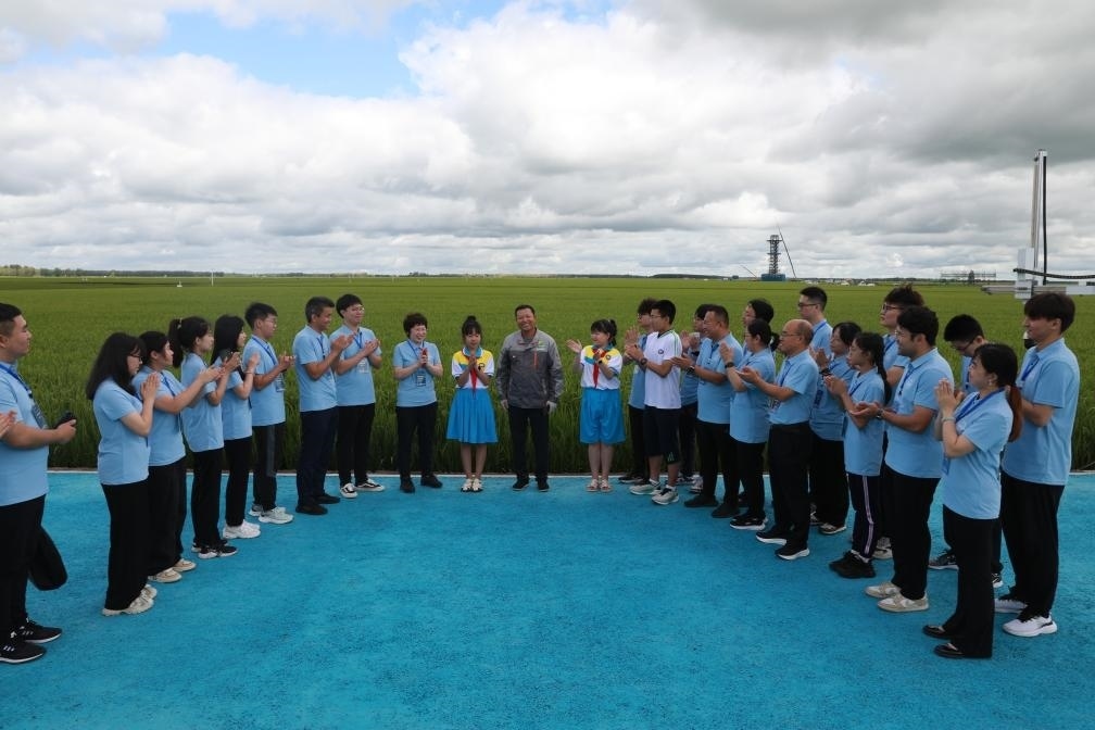 哈爾濱工業(yè)大學(xué)邀請(qǐng)農(nóng)業(yè)專家周德華為學(xué)生講授水稻種植的故事。新華社發(fā)