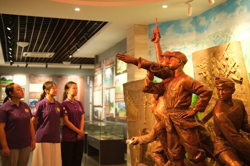 7月26日，南開大學(xué)實(shí)踐隊(duì)在環(huán)江革命陳列館了解毛南族人民在黨的領(lǐng)導(dǎo)下進(jìn)行革命斗爭(zhēng)的歷程。（受訪者供圖）