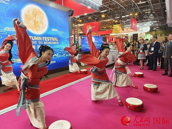 “你好！中國”展臺開幕式上的中國傳統(tǒng)舞蹈表演。人民網記者 尚凱元攝